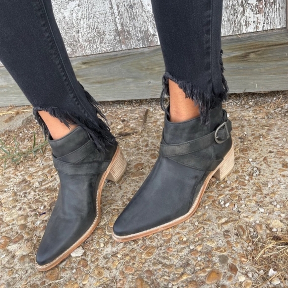 FREE PEOPLE BACK LOOP BLACK LEATHER BOOTIES. SZ 41 - Picture 1 of 5